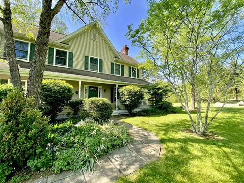 16 Ferris Ln, New Paltz, NY 12561