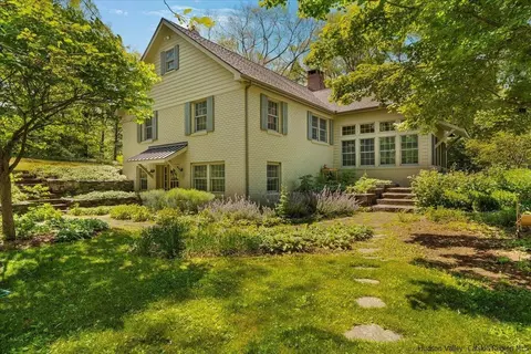 52 Todd Hl, Poughkeepsie, NY 12603