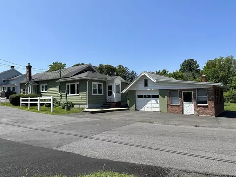 27 York St, Glasco, NY 12432