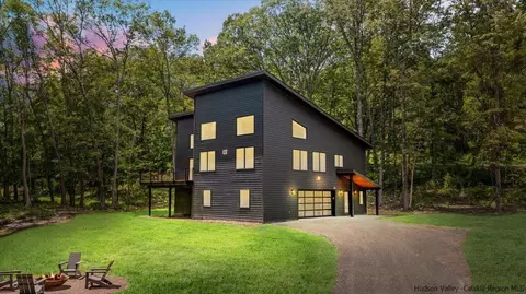 739 Old Post Rd, New Paltz, NY 12561