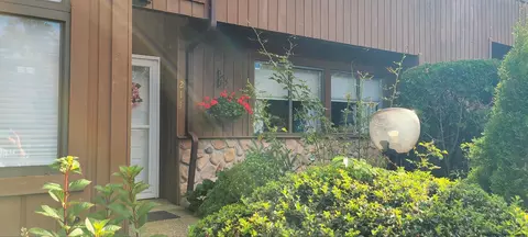 214 Falcon Ct, Poughkeepsie, NY 12603