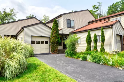 13 Knolls Ct, Woodstock, NY 12498