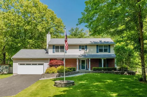 424 Quaker Ln, Hyde Park, NY 12538