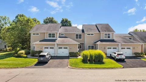 386 Gardenia Dr, Rhinebeck, NY 12572