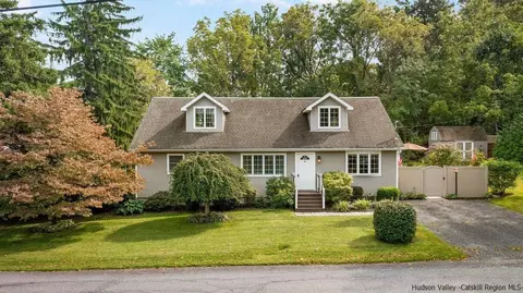 109 Main St, Port Ewen, NY 12466