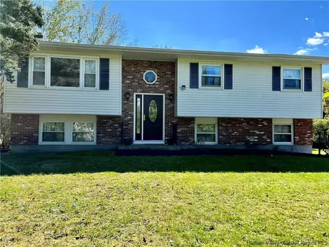 28 Susi Oval, Modena, NY 12548