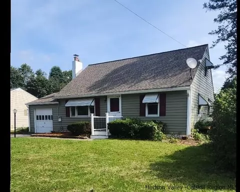 152 Overlook Rd, Poughkeepsie, NY 12603