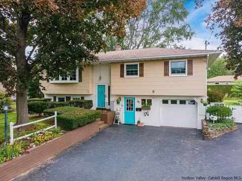 8 Highland Ct, Saugerties, NY 12477
