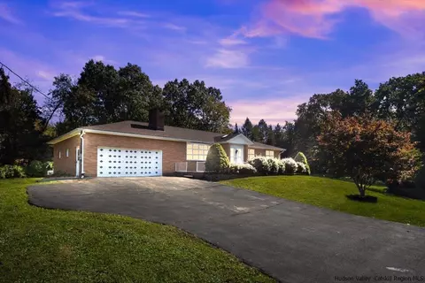 133 Hillcrest Dr, Marlboro, NY 12542