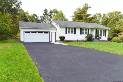 18 Van Alst St, New Paltz, NY 12561