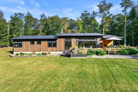 16 Stoll Rd, Saugerties, NY 12477