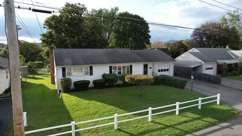 9 Simmons Dr, Saugerties, NY 12477