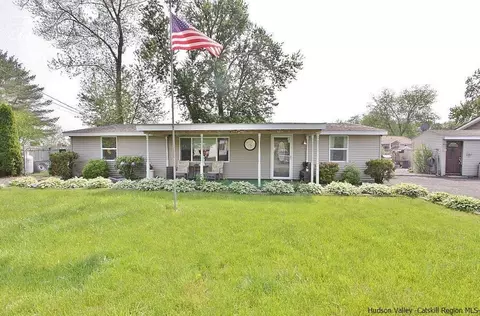 18 Center Rd, Mount Marion, NY 12456