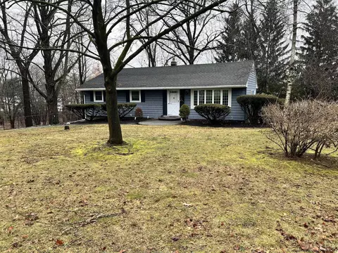 31 Lakeview Dr, Newburgh, NY 12550