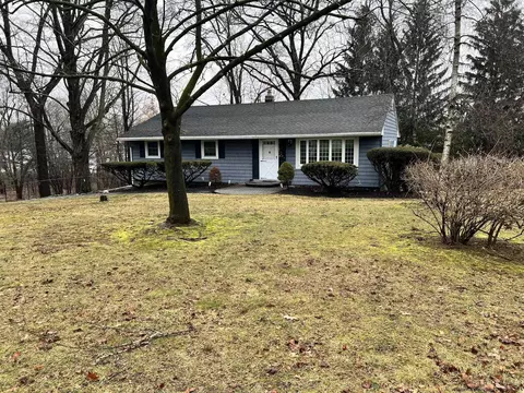 31 Lakeview Dr, Newburgh, NY 12550