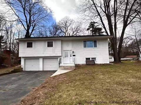 25 Edgewood Dr, Saugerties, NY 12477