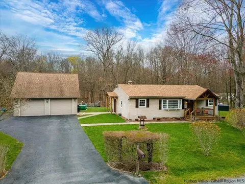 9 Gardiner Park Rd, New Paltz, NY 12561