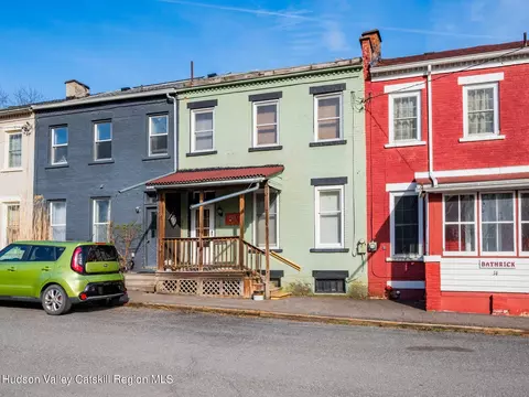 15 Brick Row St, Athens, NY 12015