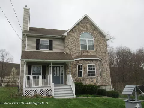 9 Hilltop Ln, Highland, NY 12528