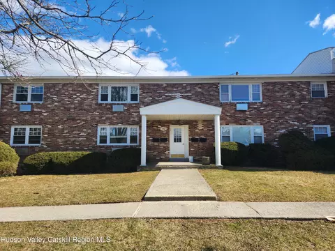 136 N Chestnut St #10B, New Paltz, NY 12561