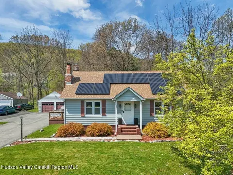 441 Vineyard Ave, Highland, NY 12528
