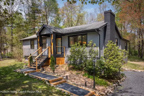 6 Robinson Ln, Highland, NY 12528