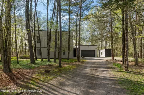 21 Cedar Ridge Rd, New Paltz, NY 12561