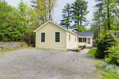 11 Library Ln, Woodstock, NY 12498