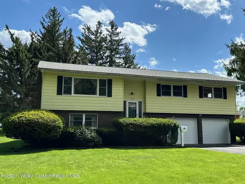 15 Willow Ln, Saugerties, NY 12477