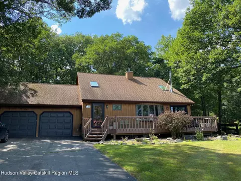 111 Lake Shore Dr, Wurtsboro, NY 12790