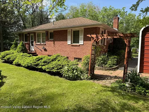 8 Scarselli Ln, Saugerties, NY 12477