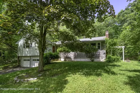 27 Arnold Dr, Woodstock, NY 12498