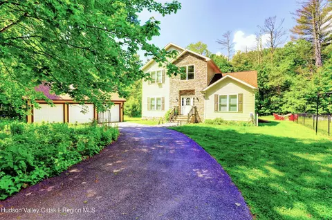 22 Valk Rd, Saugerties, NY 12477