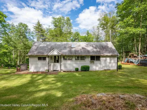 28 White Pine Ln, Stone Ridge, NY 12484