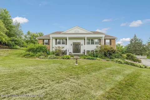 6 Kim Ln, Poughkeepsie, NY 12601