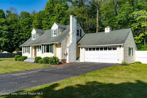 24 Circle Dr, Hyde Park, NY 12538
