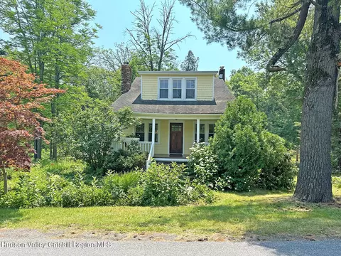22 Kelly Rd, Red Hook, NY 12571