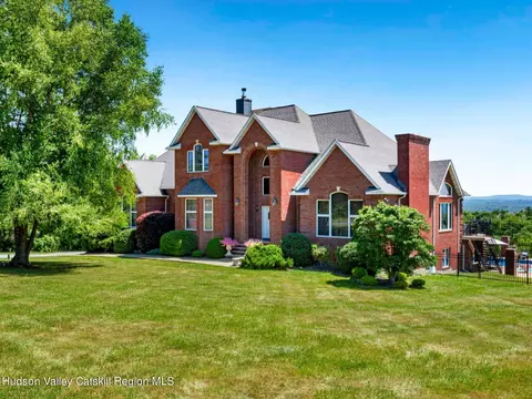 210 Ridge Rd, Marlboro, NY 12542