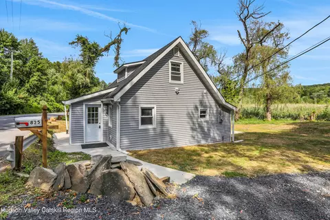 835 South St, Highland, NY 12528