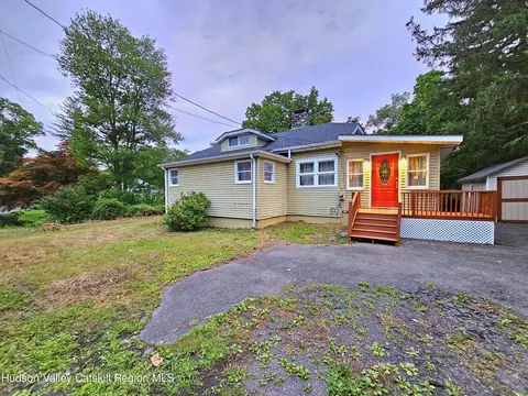 672 Springtown Rd, Tillson, NY 12486