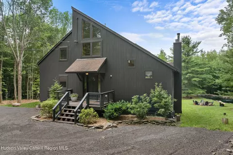 210 Acorn Dr, Jewett, NY 12444