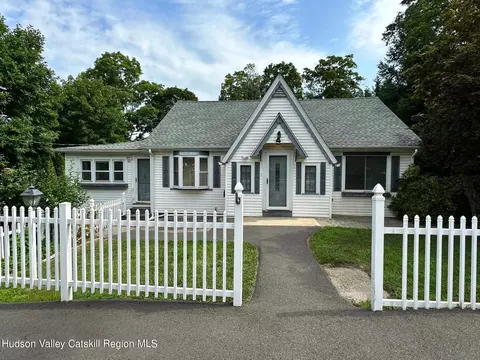 4 Van Wagner Rd, Highland, NY 12528