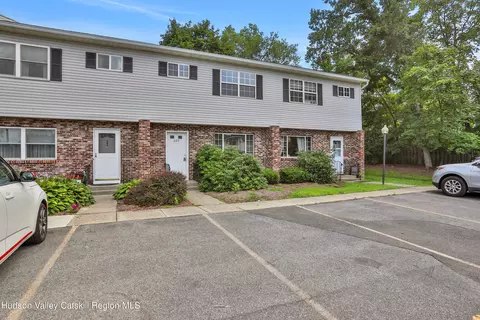 605 Briarwood Ct, New Paltz, NY 12561