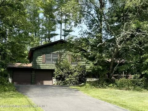 8 Hedgerow Ct, West Hurley, NY 12491