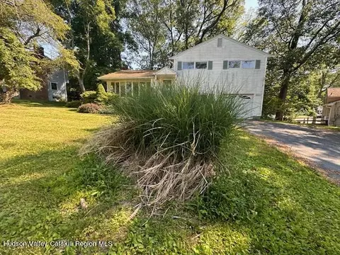 4 Merrick Rd, Poughkeepsie, NY 12601