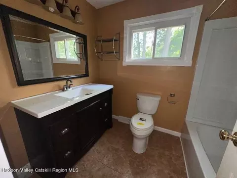 Bath - 4 Merrick Rd, Poughkeepsie, NY 12601 photo 1 of 1