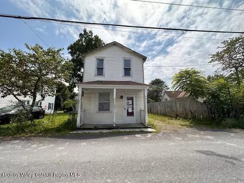 12 Tobacco Ln, Red Hook, NY 12571