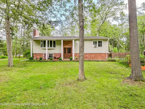 33 Whitney Dr, Woodstock, NY 12498