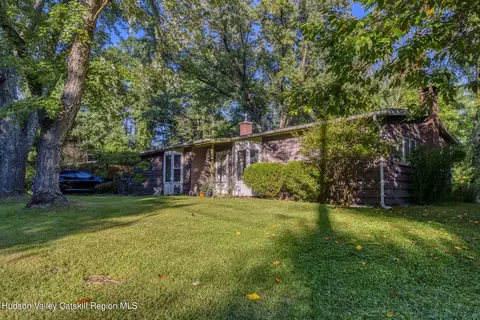 15 Overlook Dr, Woodstock, NY 12498