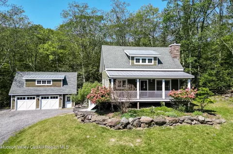 4 Wild Wind Ct, Saugerties, NY 12477